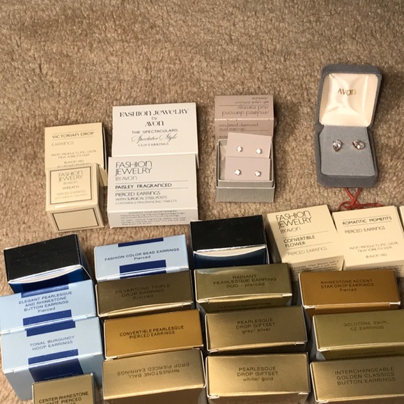 Avon Vintage Jewelry 24 piece lot Earrings. In original boxes. - Picture 3 of 9
